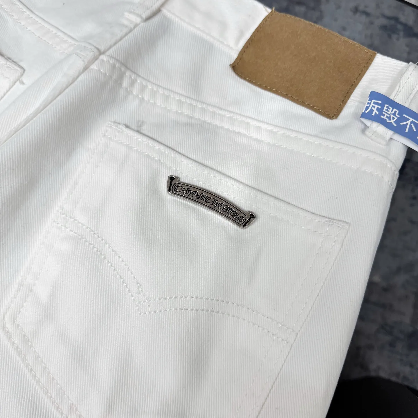 P250 Chrome Hearts CH Miami white and green limited edition cross patch leather jeans. Original purchased and printed. Really restores the ultimate texture of Vintage. Special Italian cowhide print and cut. Customized sheepskin three-layer thick line leather. The whole body is spliced in heavy water washing process. Craftsmen hand-splash ink. You can see the details. Three-dimensional cutting version. Loose and comfortable. Not picky on the figure. Makes you taller and slimmer. Factory Seiko. Original quality control. Same style for men and women. Can be matched with couples. Versatile recommendation. Necessary jeans for all seasons Color: white and green Size: S-XL (corresponding to 28-34)